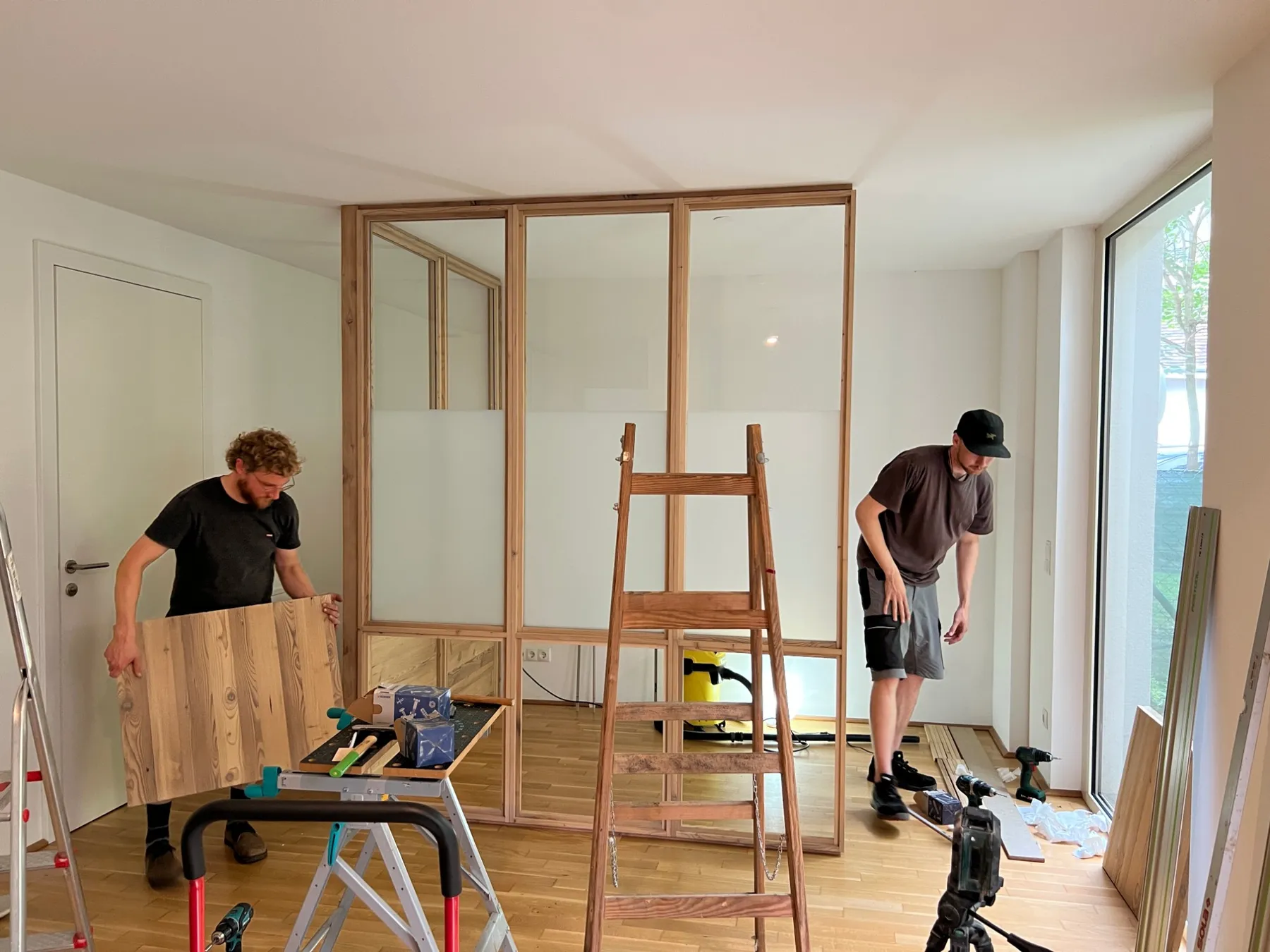 Zwei Monteure bei der Montage der Brüstungspaneele
