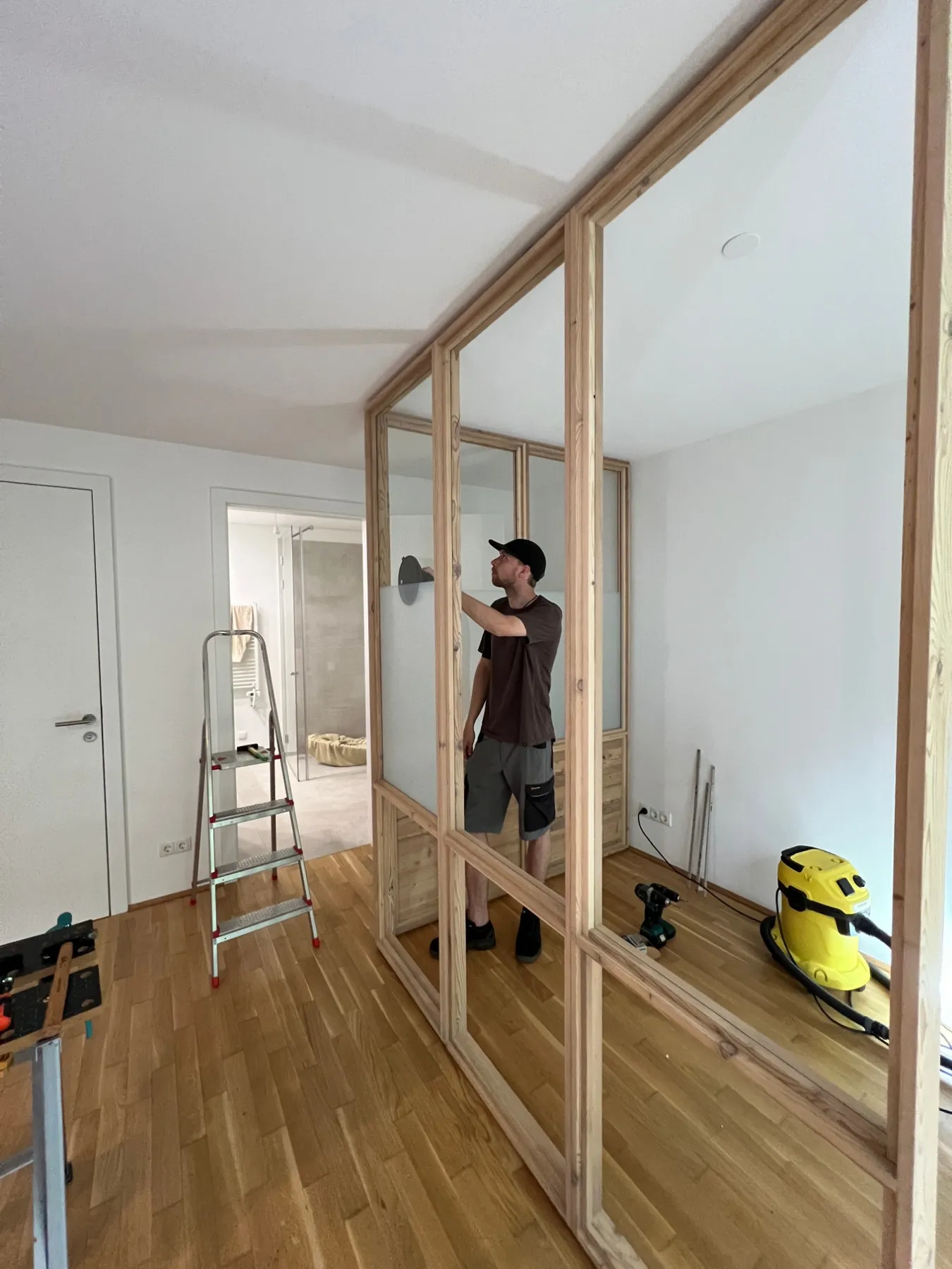 Holzrahmen der Trennwand während der Verglasung